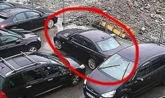 夜晚停在路边的汽车内部