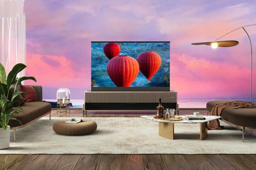 一家人围坐在客厅看电视的场景