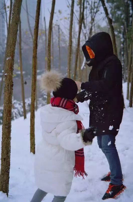 孩子们在公园堆雪人