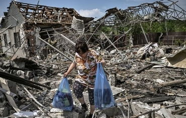 乌克兰民众在废墟中