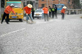 福州街头群众围观讨论车祸