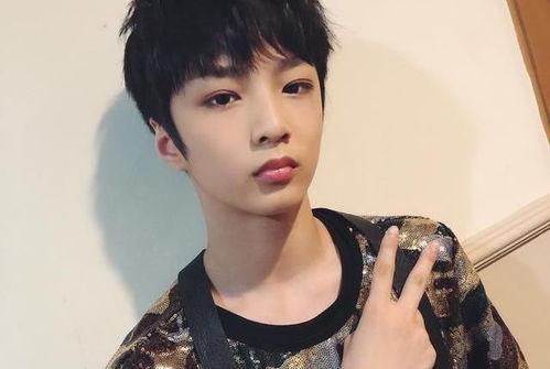 刘耀文舞台侧影战损造型