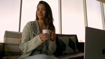 女生坐在窗边喝咖啡看书