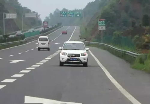 铁骑霸气逼退逆行插队车辆｜高速出口惊魂一幕，目击者直呼不敢相信