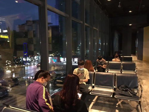 观众在影院观影场景