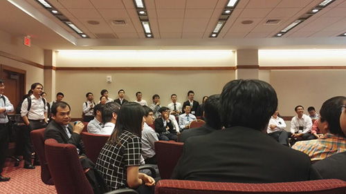 国际学术会议现场学者交流