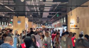 胖东来门店顾客排队场景