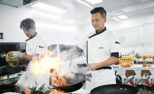 重庆荣昌政府食堂大厨认真炒菜