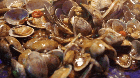 青岛人围坐吃蛤蜊