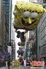 美国街头感恩节游行队伍中的军乐队表演