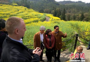 外国友人与当地村民合影留念