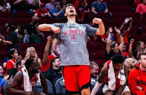 火箭队球员在更衣室鼓舞士气