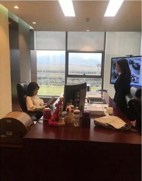 董明珠在格力总部办公室工作