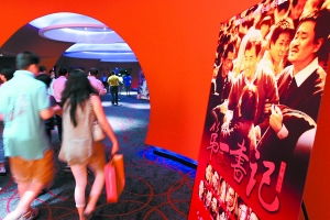 观众在影院观影时感动落泪