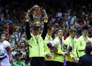 中国队全体队员举起苏迪曼杯庆祝夺冠