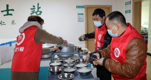 一群年轻护工在康养中心工作