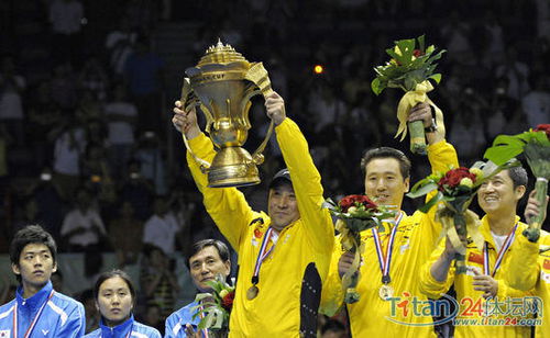中国队高举苏迪曼杯