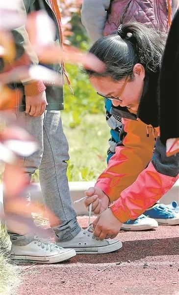 老师与藏族小女孩对话