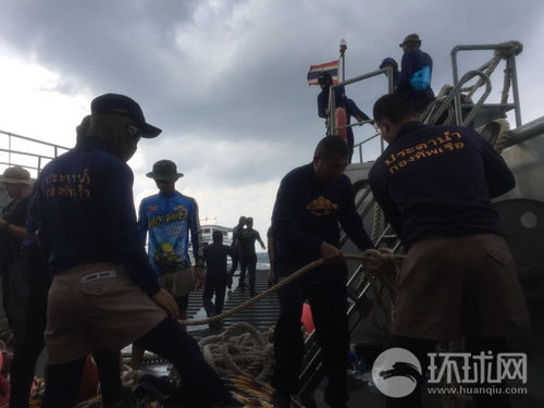 事故现场救援队伍进行打捞作业