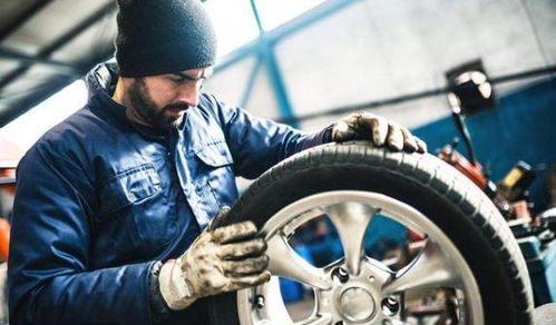 一名司机正在检查汽车轮胎和引擎盖下的机油液位