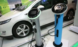 新能源汽车展示厅顾客试驾新款电动车