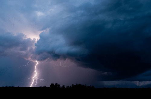 像龙一样在盘旋？西安雷雨夜拍到不明飞行物，网友炸锅了！