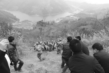 救援人员在贵州从江事故现场打捞遇难者遗体