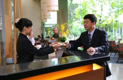 全季酒店前台接待员正在引导视障客人与导盲犬办理入住