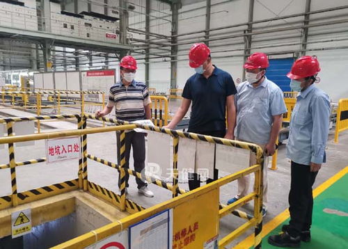 执法队伍在港口检查渔船设备