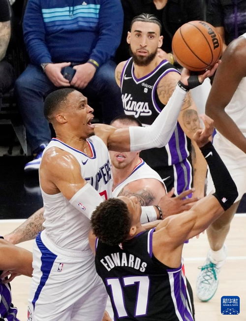 威斯布鲁克与鲍威尔庆祝得分