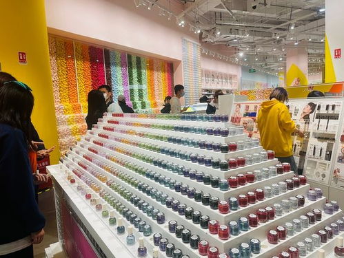 集合店内顾客正在挑选商品