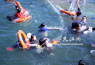 游客落水被救起瞬间