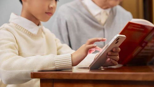 家长讨论孩子使用手机情况