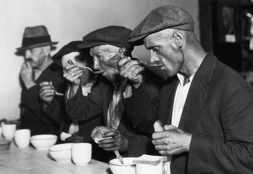 1930年代美国与欧洲贸易冲突历史图片<p>如今，特朗普政府再次挥舞关税大棒，白宫公布的2026财年预算案显示，非国防支出将削减1630亿美元，同时大幅增加国防和国土安全支出。这种“以战养战”的策略，是否真的能带来所谓的“美国优先”？</p><h2 id=