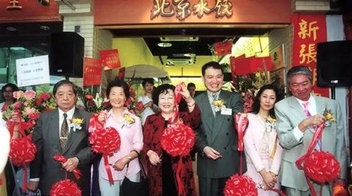 电影《水饺皇后》中，臧健和为什么要一直待在香港不回老家？