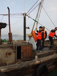 执法人员登船检查渔船证件