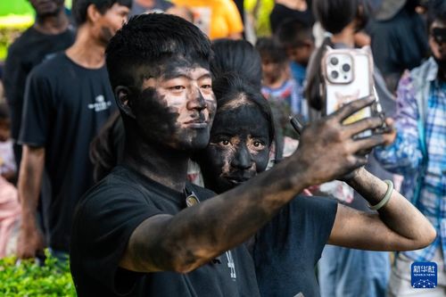 墨江哈尼族抹黑脸民俗活动现场