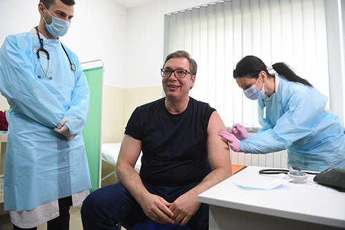 武契奇在医院接受检查的照片