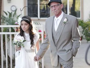 刘德华牵着女儿手走在红毯上的照片