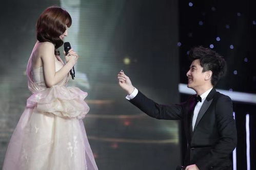 贾乃亮全家出游被疑复合？李小璐现身画面引热议，真相究竟如何？