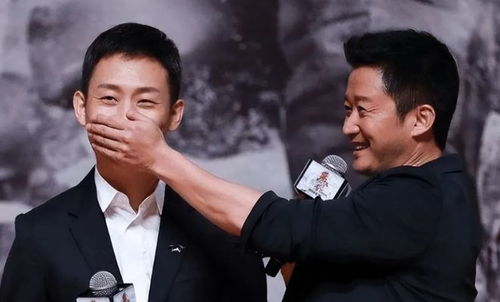 张译在后台接受采访的场景