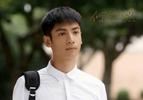 罗云熙在后台认真复盘工作的照片