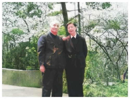 李伯与家人合影微笑站在自家门口