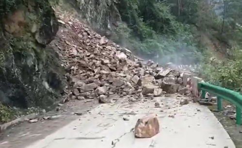 赤水丹霞景区突发山体塌方，多车被埋！游客亲历讲述惊险瞬间