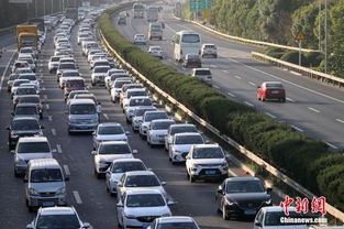 高速公路上车辆缓慢行驶