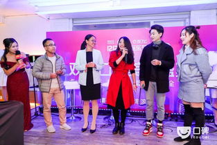 主持人和嘉宾在活动现场互动