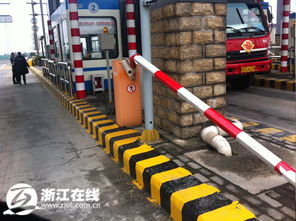 高速收费站栏杆全部抬起无人值守
