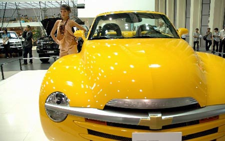 车展现场观众围观新款电动汽车