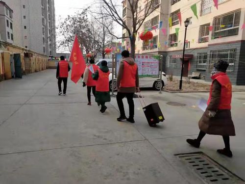 一群青年志愿者在社区服务