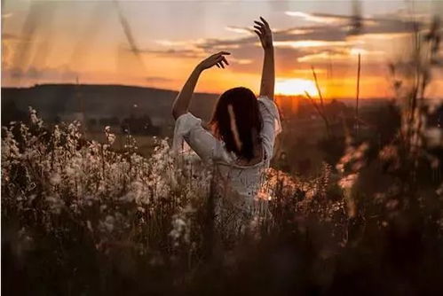 一个男人坐在泥泞地面低头沉思